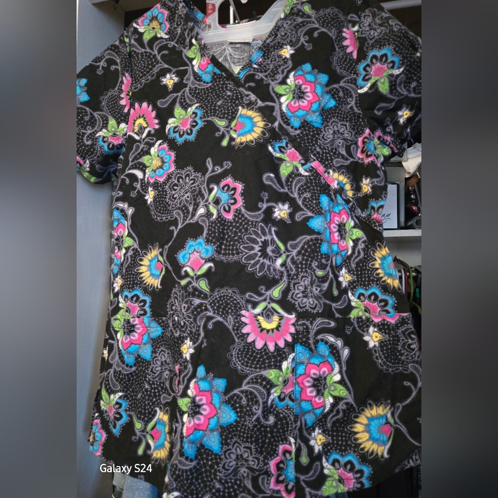 Scrub top - Picture 2 of 2
